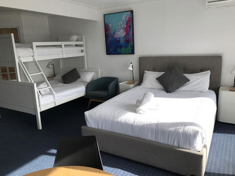 North Pier Hotel - Redcliffe Tourism 3