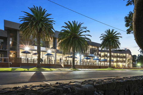 North Pier Hotel - Redcliffe Tourism 0