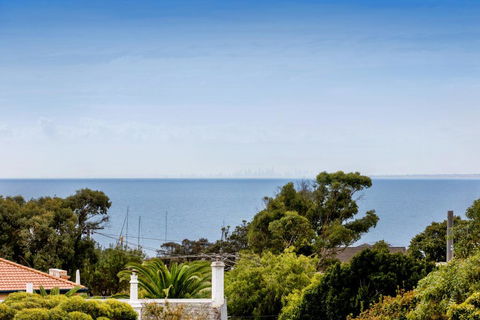 NORTH POINT RETREAT - MORNINGTON - Redcliffe Tourism 1