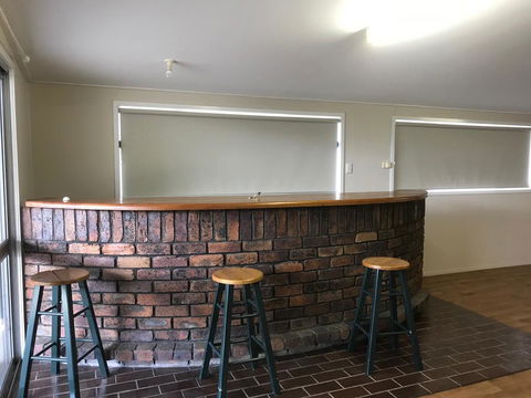 O'Shea's Royal Hotel - Redcliffe Tourism 2