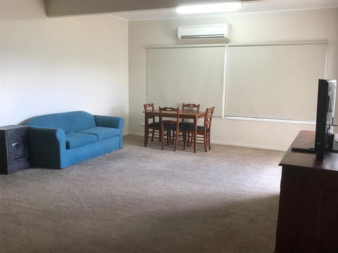 O'Shea's Royal Hotel - Redcliffe Tourism 1