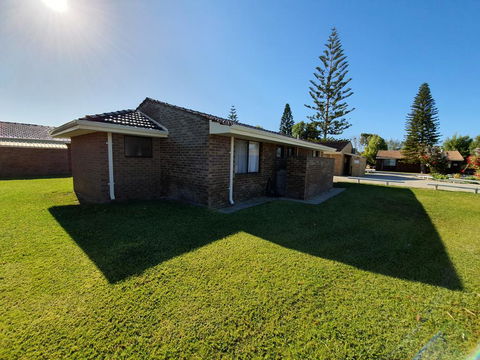 Ocean Beach Chalet 16 - Redcliffe Tourism 2