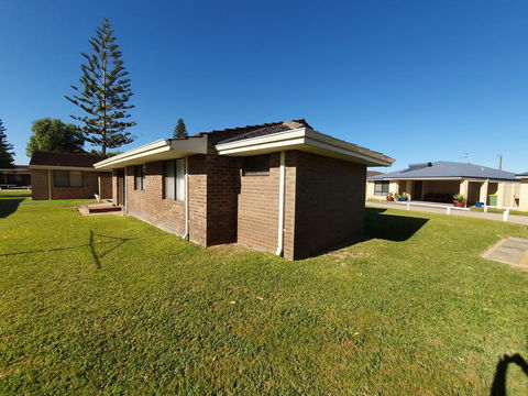 Ocean Beach Chalet 16 - Redcliffe Tourism 3
