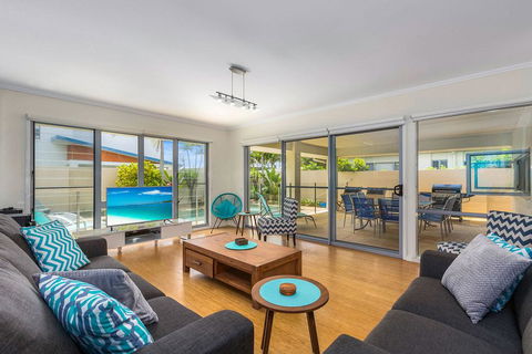 Ocean Blue On Salt Beach - Redcliffe Tourism 1