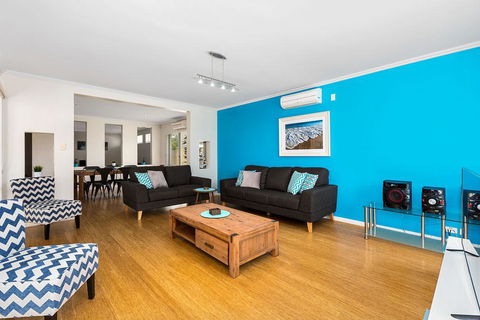 Ocean Blue On Salt Beach - Redcliffe Tourism 2