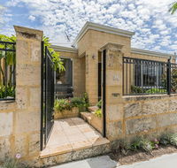 Ocean Keys Cottage - Free WiFi - Redcliffe Tourism