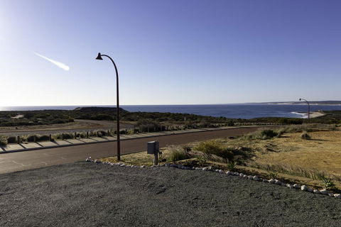 Ocean View Retreat - Redcliffe Tourism 3