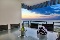 Oceana Darwin Central Oceanfront 3 bedroom 2 Lounge Room Pool Gym Tennis Court Sleeps 9