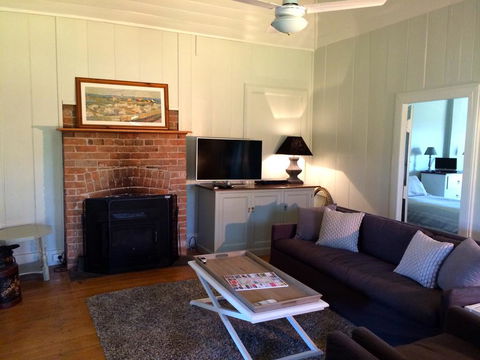Old Schoolmaster's Cottage On The Barrington River - Redcliffe Tourism 2