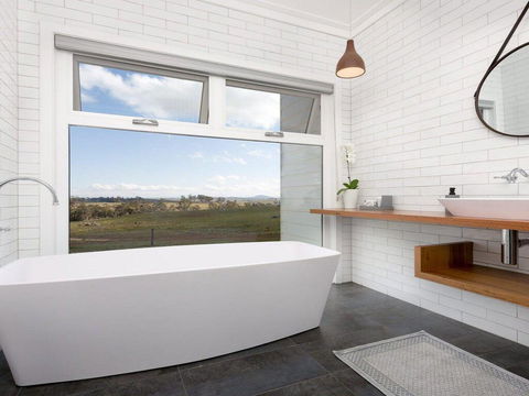 On A Hill - Modern Country Home Near Braidwood - Redcliffe Tourism 2