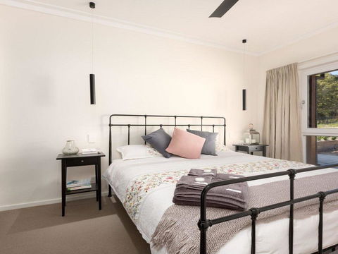 On A Hill - Modern Country Home Near Braidwood - Redcliffe Tourism 1