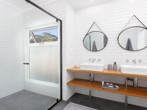 On A Hill - Modern Country Home Near Braidwood - Redcliffe Tourism 3