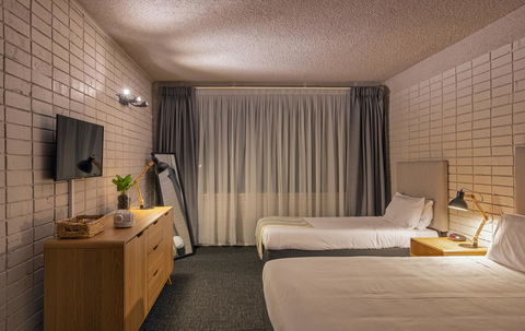 Palms Hotel - Redcliffe Tourism 2