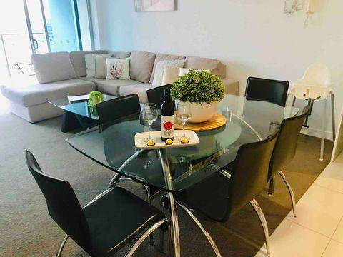 Panoramic Views Gold Coast Free WiFi Free Netflix - Redcliffe Tourism 3