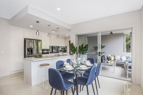 Park Avenue Luxe Townhouse Brand New Sleeps 9 - Redcliffe Tourism 3