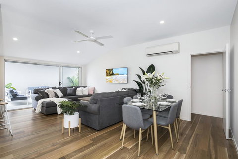 Park Avenue Terrace House Sleeps 9 - Redcliffe Tourism 1