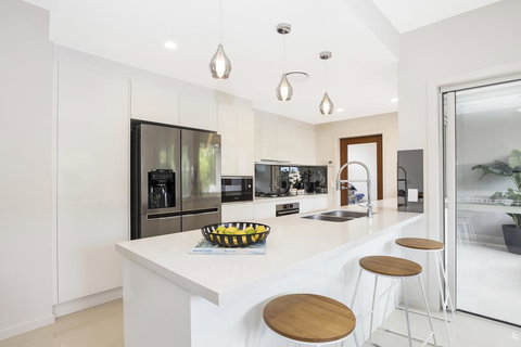 Park Avenue Terrace House Sleeps 9 - Redcliffe Tourism 3