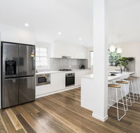 Park Avenue Terrace House Sleeps 9 - Redcliffe Tourism