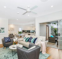 Park Avenue Townhouse Retreat Brisbane Sleeps 10 - Redcliffe Tourism