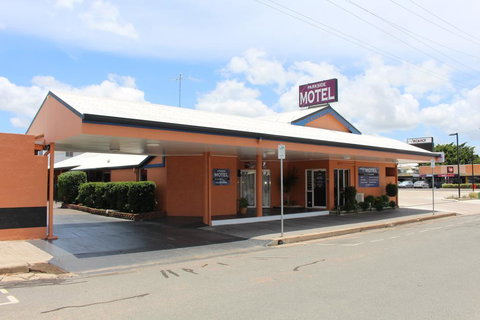 Parkside Motel & Licensed Restaurant - Redcliffe Tourism 0