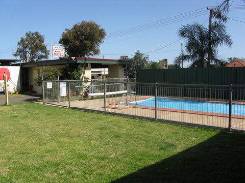 Peak Hill Golden Peak Budget Motel - Redcliffe Tourism 2