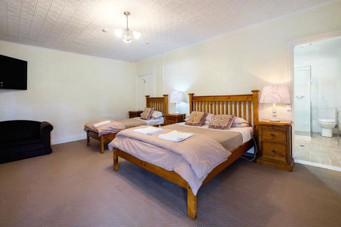 Peel Inn Nundle - Redcliffe Tourism 1