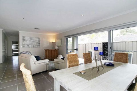Penguin 4 Bedroom House By Shoalwater Executive Homes - Redcliffe Tourism 1