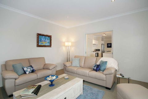 Penguin 4 Bedroom House By Shoalwater Executive Homes - Redcliffe Tourism 3