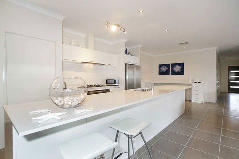 Penguin 4 Bedroom House By Shoalwater Executive Homes - Redcliffe Tourism 0