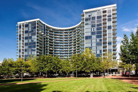 Perfectly Located Modern Apartment - Canberra CBD - Redcliffe Tourism 2