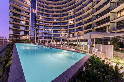 Perfectly Located Modern Apartment - Canberra CBD - Redcliffe Tourism 1