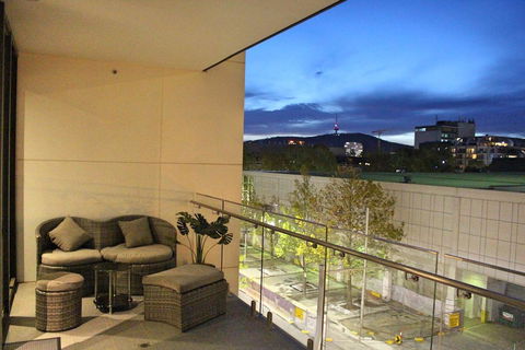 Perfectly Located Modern Apartment - Canberra CBD - Redcliffe Tourism 0