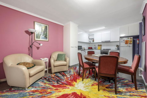 Pet Friendly Home - Pool & Parking - Tennis Court - Redcliffe Tourism 2