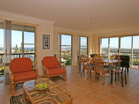 Phoenix Terrace -townhouse Yamba - Redcliffe Tourism 1