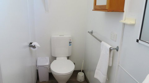 Picnic Bay Chalet Unit 2 - Redcliffe Tourism 3