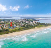 Pippi View 1 Bottom - across the road from the beach - Redcliffe Tourism