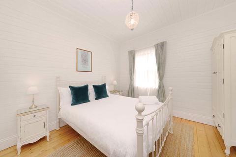 Poet's Cottage - Fireplace, Close To Treks - Redcliffe Tourism 3