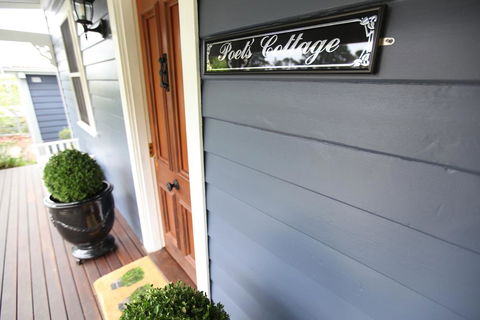 Poet's Cottage - Fireplace, Close To Treks - Redcliffe Tourism 2