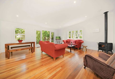 Poet's Cottage - Fireplace, Close To Treks - Redcliffe Tourism 0