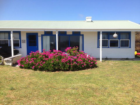 Polperro, A Quintessential Seaside Experience - Redcliffe Tourism 0