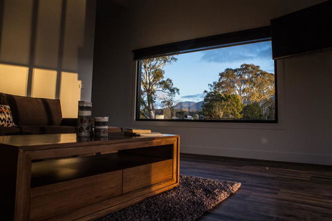 Pomonal Estate Mt Cassell Villa - Redcliffe Tourism 3