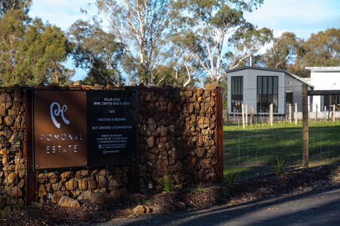 Pomonal Estate Mt Cassell Villa - Redcliffe Tourism 1