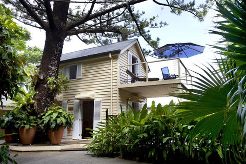 Port Douglas Cottage & Lodge - Redcliffe Tourism 0