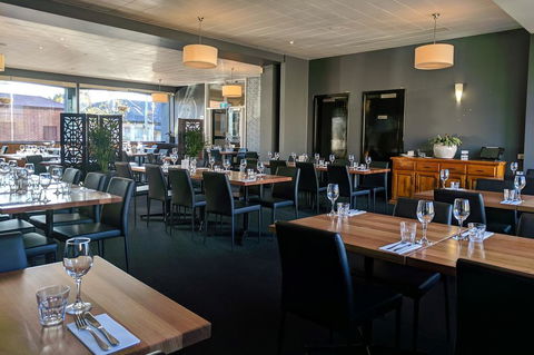 Prince Of Wales Hotel - Redcliffe Tourism 1