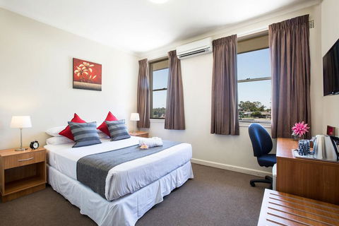 Pritchards Hotel - Redcliffe Tourism 0