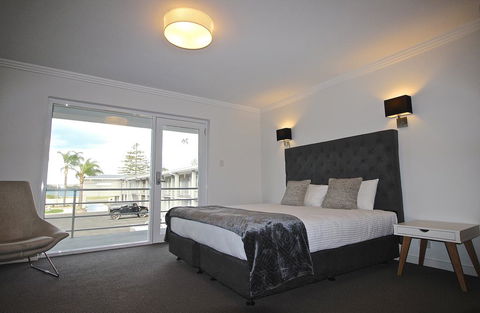 Quays Hotel - Redcliffe Tourism 1