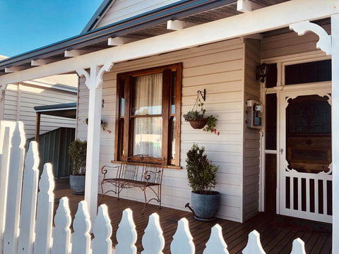Railway Cottage - Redcliffe Tourism 1