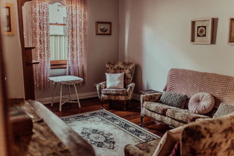 Railway Cottage - Redcliffe Tourism 2