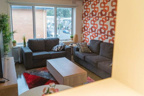 Rare & Spacious Apt W/ City Views Close To CBD/MCG, Free Wi-Fi + Carpark + Netflix - Redcliffe Tourism 0