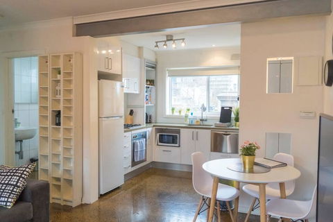Rare & Spacious Apt W/ City Views Close To CBD/MCG, Free Wi-Fi + Carpark + Netflix - Redcliffe Tourism 2
